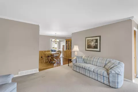 Living - 3856 Mayfield Dr, Jackson, MI 49203 photo 2 of 8
