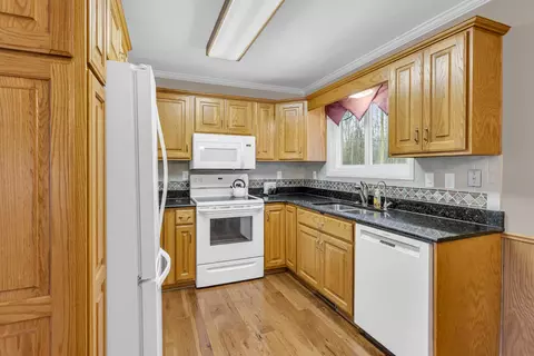 Kitchen - 3856 Mayfield Dr, Jackson, MI 49203 photo 2 of 4