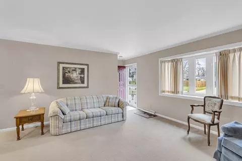 Living - 3856 Mayfield Dr, Jackson, MI 49203 photo 4 of 8