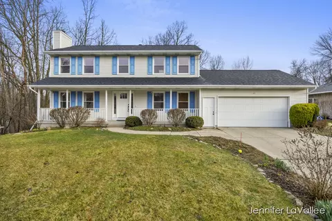 611 Grand Woods Ct NE, Grand Rapids, MI 49525