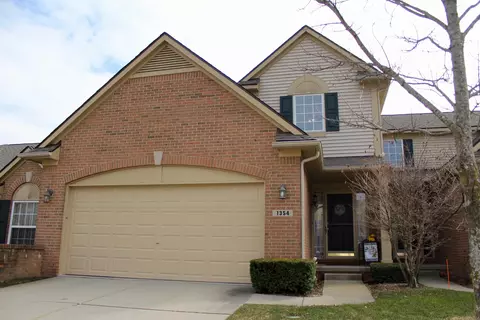 1354 Waverly Dr, White Lake, MI 48386