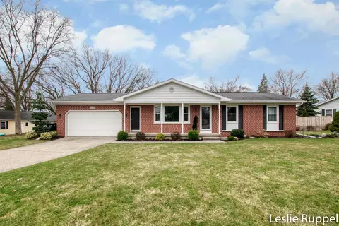 2038 Greendale Dr, Jenison, MI 49428