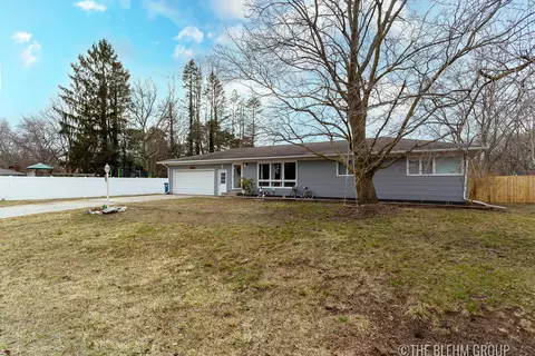 16245 Gierman Dr, Spring Lake, MI 49456