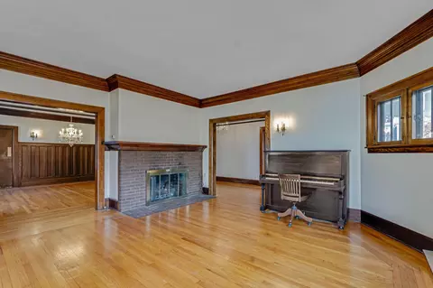 Living - 311 S Thompson St, Jackson, MI 49203 photo 2 of 4