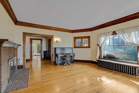Living - 311 S Thompson St, Jackson, MI 49203 photo 3 of 4