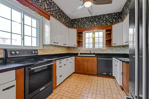 Kitchen - 311 S Thompson St, Jackson, MI 49203 photo 2 of 5