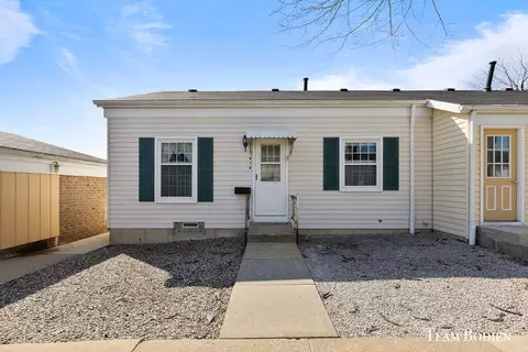 919 Village Ln, Jenison, MI 49428