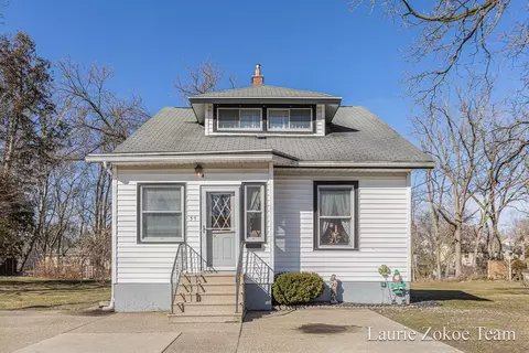 37 Grove St, Coopersville, MI 49404