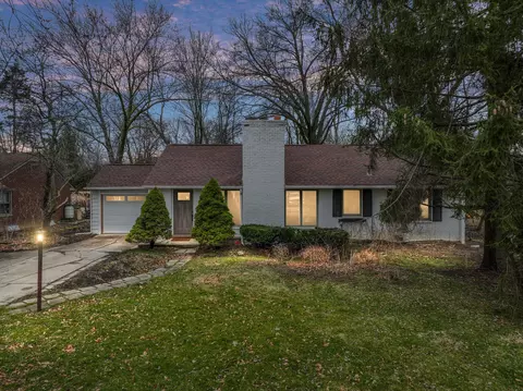 125 Barrington Rd, Bloomfield Hills, MI 48302