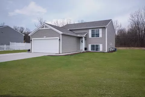3944 Sumner Dr, Watervliet, MI 49098