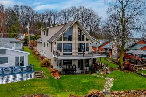 12815 Sycamore Point Dr, Plainwell, MI 49080