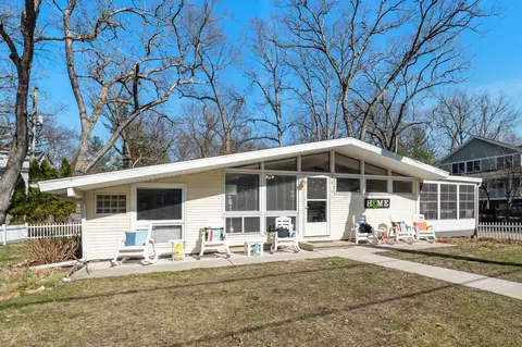 46202 Royal Ave, New Buffalo, MI 49117