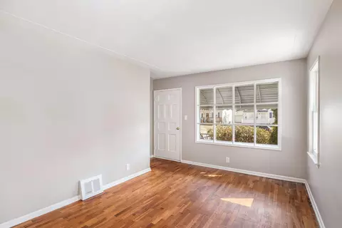 2750 Brandon St, Flint, MI 48503 photo 5