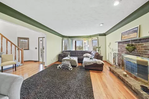 Living - 8201 Deblinsue Ln, Jackson, MI 49201 photo 2 of 8