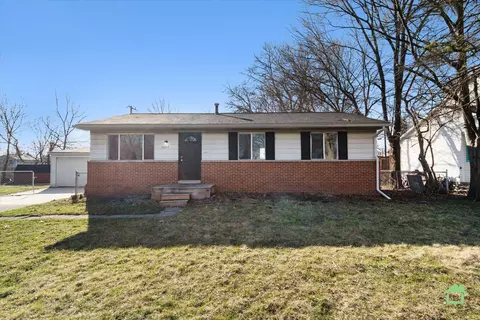 5862 Essex St, Romulus, MI 48174