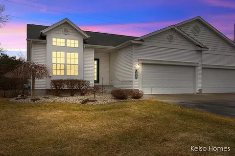 2483 E Turning Leaf Way, Fruitport, MI 49415