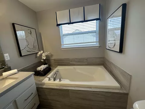 Bath - 38430 Summit Dr, Romulus, MI 48174 photo 2 of 6