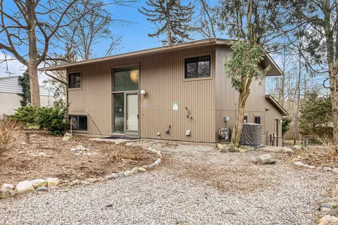 235 Brookside Dr, Ann Arbor, MI 48105