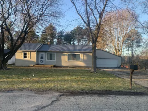 1228 Oakwood St, Belding, MI 48809