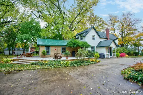 1630 S Shore Dr, Holland, MI 49423