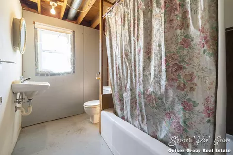 Bath - 11185 E Colby Rd, Crystal, MI 48818 photo 2 of 2