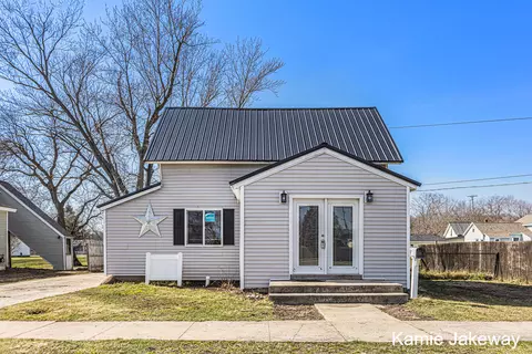 417 River St, Belding, MI 48809 photo 3