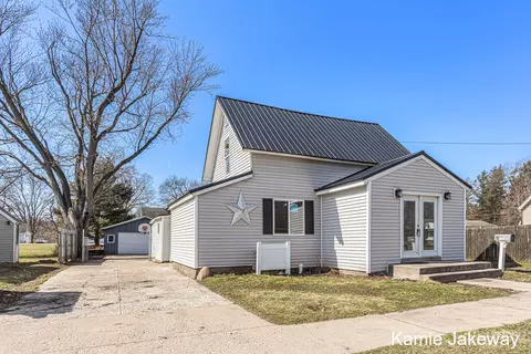 417 River St, Belding, MI 48809 photo 4