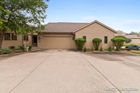 1604 W Harbour Towne Cir, Muskegon, MI 49441