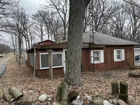 747 Waterfront Dr, Coldwater, MI 49036