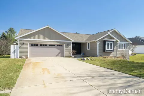 3102 Crestbrooke Dr, Zeeland, MI 49464