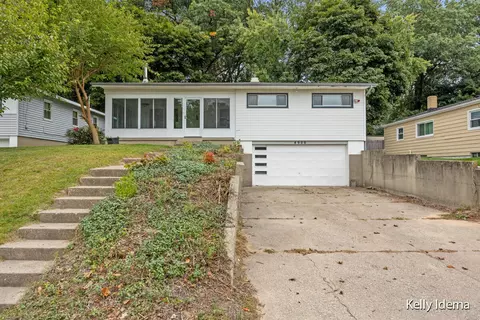 4900 Burgis Ave SE, Kentwood, MI 49508