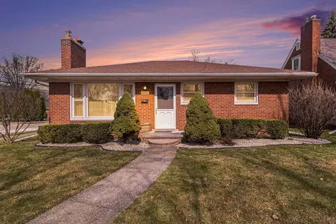 21901 Edmunton St, Saint Clair Shores, MI 48080
