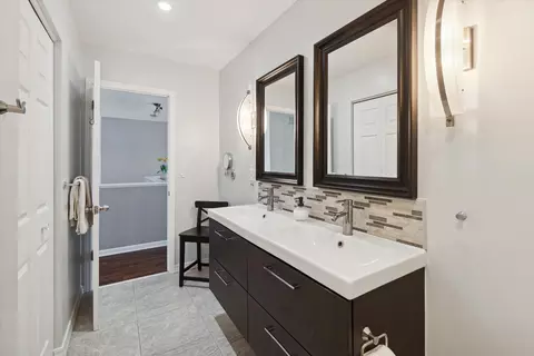 Bath - 11283 Pinewood Dr, Jerome, MI 49249 photo 2 of 4