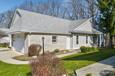 2055 N Cross Creek Dr SE, Grand Rapids, MI 49508