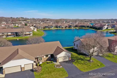 1690 Lakeview Dr, Zeeland, MI 49464