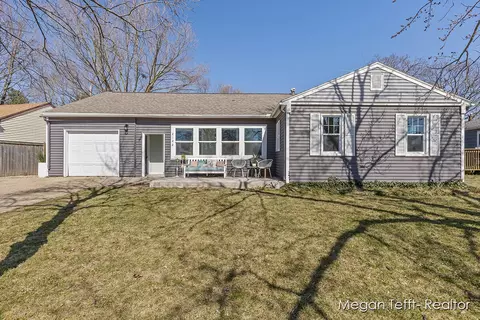 2122 Audley Dr NE, Grand Rapids, MI 49525