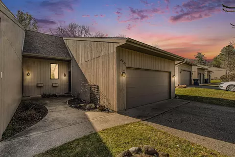 2730 Sandstone Ter NE, Grand Rapids, MI 49525