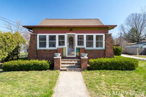 214 N Jackson St, Spring Lake, MI 49456