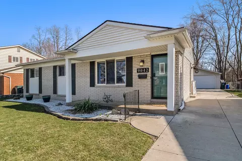 9042 Tavistock Ct, Plymouth, MI 48170