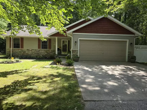 6631 Clubhouse Dr E, Canadian Lakes, MI 49346