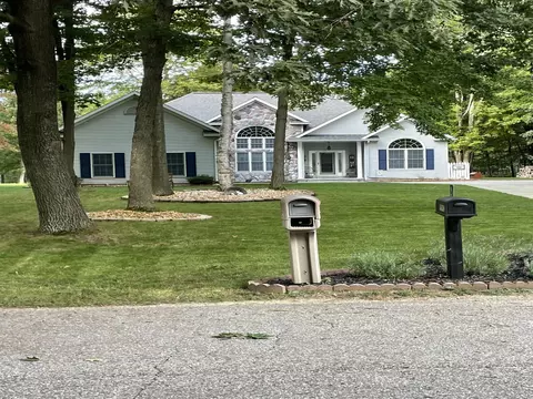 9392 Club House Dr W, Stanwood, MI 49346