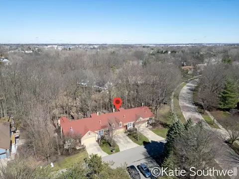 2149 N Cross Creek Dr SE, Grand Rapids, MI 49508