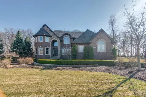 52581 Trailwood Dr, South Lyon, MI 48178