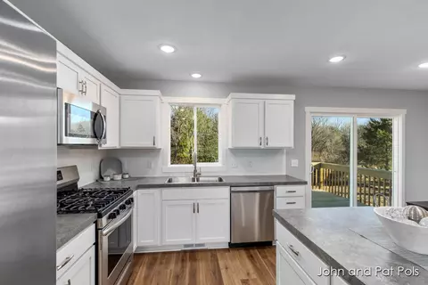 606 Rust Ave, Big Rapids, MI 49307 photo 2