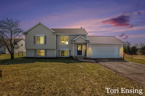 5060 Fieldstone Meadow Dr NE, Cedar Springs, MI 49319