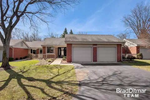 1315 Suncrest Dr NE, Grand Rapids, MI 49525