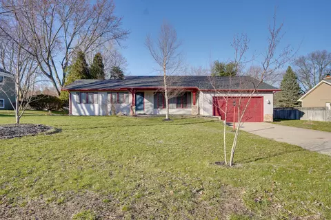17510 Hiawatha Dr, Spring Lake, MI 49456