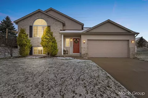21 Highlander Dr NE, Rockford, MI 49341