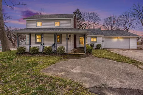 69 S Lincoln St, Rockford, MI 49341