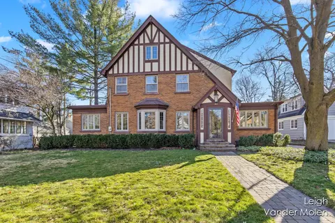 910 Pinecrest Ave SE, Grand Rapids, MI 49506